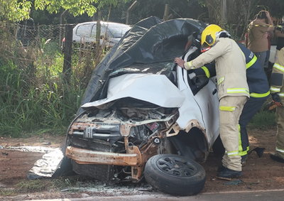 Colis&atilde;o entre Fiat Mobi e caminhonete Ford Ranger aconteceu em curva na entrada da Agrovila na manh&atilde; desta segunda-feira (24)