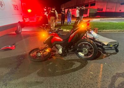 Batida envolvendo uma picape aconteceu na Avenida XV de Novembro na noite deste domingo (16)