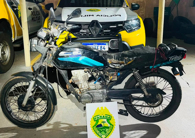 Na verifica&ccedil;&atilde;o da motocicleta, os policiais constataram a exist&ecirc;ncia de d&eacute;bitos e pend&ecirc;ncias. O condutor, um adolescente de 17 anos, n&atilde;o possu&iacute;a CNH