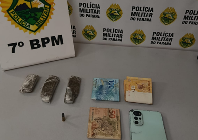 Foram apreendidos 58,42g de maconha, dinheiro em esp&eacute;cie, uma muni&ccedil;&atilde;o calibre .22 n&atilde;o deflagrada e um celular
