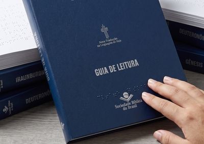 A obra &eacute; composta por 38 volumes que, sobrepostos, possuem aproximadamente 2 metros de altura