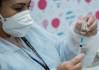 Respons&aacute;veis dever&atilde;o levar crian&ccedil;as e adolescentes menores de 15 anos &agrave;s unidades de sa&uacute;de munidos de documentos para atualizar a caderneta vacinal