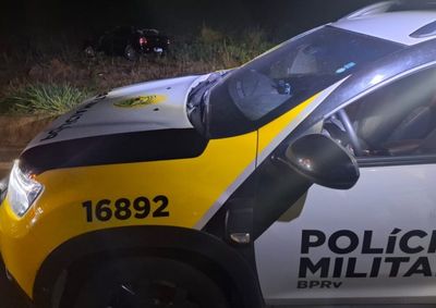 Acidente ocorreu na madrugada de domingo (9), no techo da PR-323; mochila tinha pasta base de coca&iacute;na