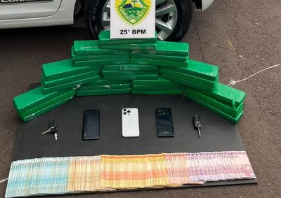 Al&eacute;m de 15,4 kg de droga, PM apreendeu um carro, moto e mais de R$ 5 mil