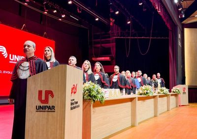 Cerim&ocirc;nia no Teatro Neiva Pavan Machado Garcia celebrou graduados de mais de 40 cursos oferecidos a dist&acirc;ncia pela institui&ccedil;&atilde;o
