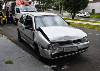 Gol saiu de rotat&oacute;ria, bateu em placa e colidiu na traseira de um Polo ainda pela manh&atilde;; mulher teve fratura no nariz