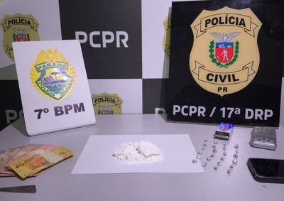 Durante as buscas, os policiais apreenderam 108 gramas de subst&acirc;ncia an&aacute;loga &agrave; coca&iacute;na, 23 pedras de crack, com peso aproximado de 4,8 gramas