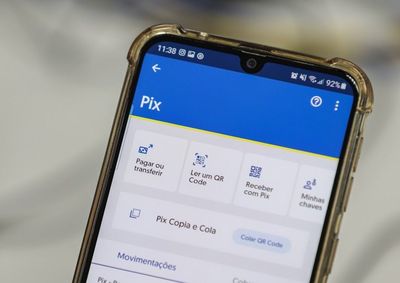 Segundo relato das v&iacute;timas, a mulher notou que o aparelho come&ccedil;ou a apresentar falhas, e o irm&atilde;o dela tamb&eacute;m perdeu o acesso ao pr&oacute;prio celular