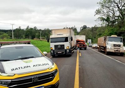 Dois caminh&otilde;es e um autom&oacute;vel se envolveram na ocorr&ecirc;ncia atendida pela PRE de Cruzeiro, na manh&atilde; desta sexta