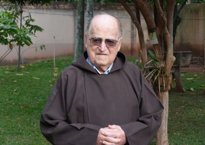 Celebra&ccedil;&atilde;o re&uacute;ne coral de diferentes gera&ccedil;&otilde;es na Igreja Matriz S&atilde;o Francisco de Assis, em Umuarama