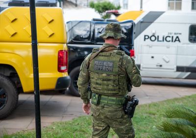 Suspeito tentou escapar sobre constru&ccedil;&otilde;es residenciais ap&oacute;s cerco do BPFron e da Pol&iacute;cia Militar na manh&atilde; desta quarta-feira (19)