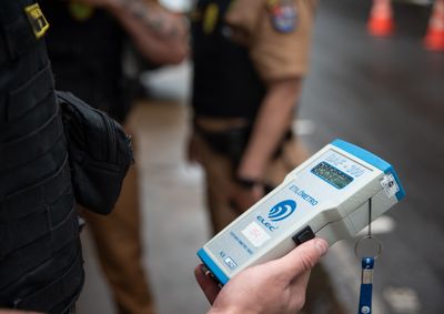 Durante a abordagem, os policiais constataram que o condutor apresentava sinais vis&iacute;veis de embriaguez, como fala arrastada e desorienta&ccedil;&atilde;o
