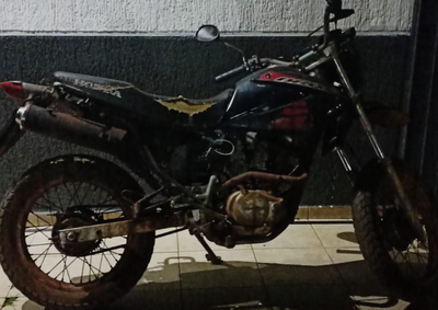 Durante a abordagem e a consulta ao sistema, os agentes constataram que a motocicleta Honda NXR 150 Bros conduzida pelo homem possu&iacute;a alerta de furto