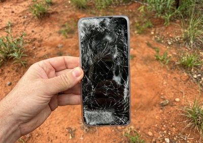 A mulher sofreu escoria&ccedil;&otilde;es no bra&ccedil;o direito e les&otilde;es na boca, incluindo a quebra de um dente. Al&eacute;m disso, o celular dela foi totalmente danificado