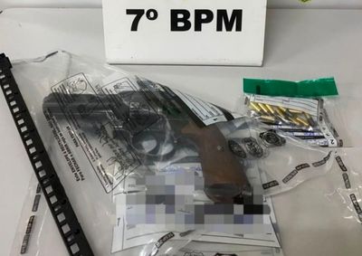 Arma estava no porta-luvas de um ve&iacute;culo abordadao pela Pol&iacute;cia Militar na tarde desta sexta