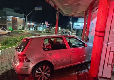 Com o impacto, o Golf colidiu frontalmente contra a fachada da loja, provocando danos materiais tanto no ve&iacute;culo quanto no im&oacute;vel