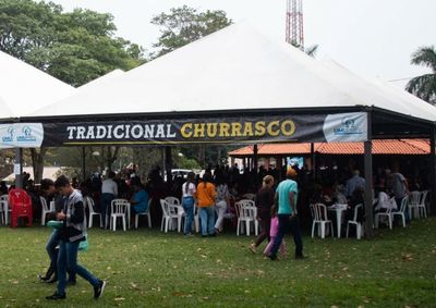O kit, composto por carne, arroz, mandioca, farofa e salada, est&aacute; sendo vendido por R$ 90 e serve  duas pessoas
