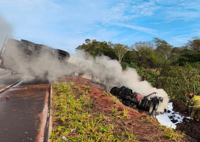 V&iacute;tima ficou presa &agrave;s ferragens na Estrada Boiadeira e n&atilde;o resistiu; Bombeiros de Umuarama atuaram no resgate