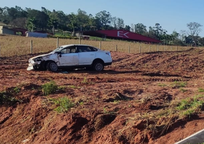 Acidente ocorreu pr&oacute;ximo ao Haras Two Brothers; testemunhas relatam ultrapassagens em local proibido antes do capotamento