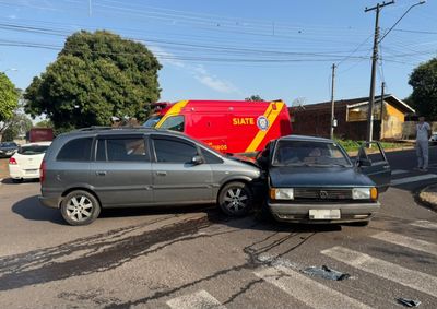 A batida ocorreu no cruzamento das ruas Jos&eacute; Roberto Janeiro e Rodrigues Alves, no Jardim Petr&oacute;polis, e envolveu um VW Voyage e um Chevrolet Zafira