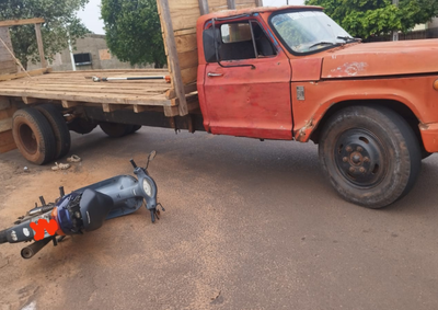 A motoneta era conduzida pela mulher de 30 anos, que seguia no mesmo sentido, &agrave; direita do caminh&atilde;o. Com o impacto, ela caiu ao solo