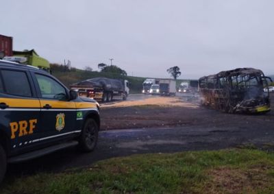 Acidente na manh&atilde; desta segunda-feira deixou 14 pessoas com ferimentos leves; pista foi liberada &agrave;s 6h45