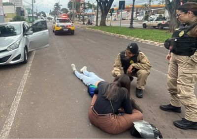 Acidente ocorreu no momento em que o motorista abriu a porta do carro para descer