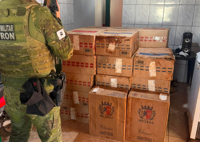 Ao todo, foram apreendidos cerca de 1.700 pacotes de cigarros sem documenta&ccedil;&atilde;o legal, avaliados em aproximadamente R$ 85 mil