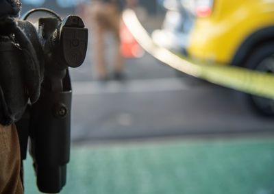 No local, os policiais encontraram uma mulher, de 24 anos, com marcas vis&iacute;veis de agress&atilde;o no rosto, queixo e joelho e tr&ecirc;s crian&ccedil;as pequenas