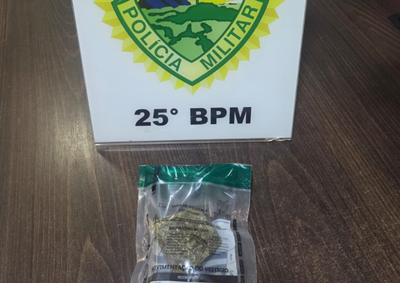 Al&eacute;m das agress&otilde;es, o homem de origem venezuelana estava com 26,2 gramas de maconha. Diante dos fatos, ele recebeu voz de pris&atilde;o