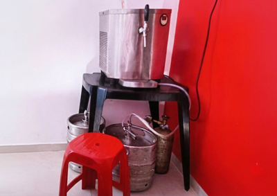 Os criminosos subtra&iacute;ram uma chopeira, um cortador de frios fatiador de queijo da marca Gural, em inox, al&eacute;m de duas barras de queijo mussarela