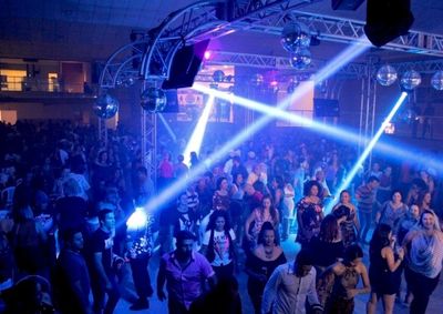 O repert&oacute;rio com m&uacute;sicas inesquec&iacute;veis das d&eacute;cadas de 1970, 1980 e 1990 &eacute; assinado pelo DJ Leandro Iung