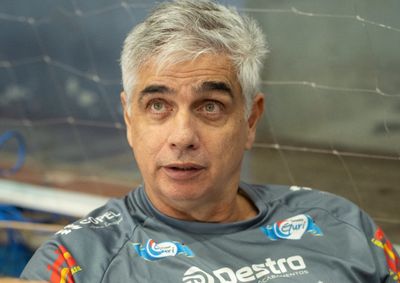 Embora a condu&ccedil;&atilde;o siga com a comiss&atilde;o t&eacute;cnica, Gambier tem contribu&iacute;do com algumas orienta&ccedil;&otilde;es