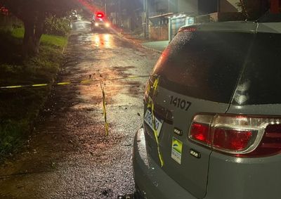 Pol&iacute;cia tamb&eacute;m analisa imagens de c&acirc;meras para chegar aos autores; homem foi encontrado com perfura&ccedil;&otilde;es provocadas provavelmente por uma faca