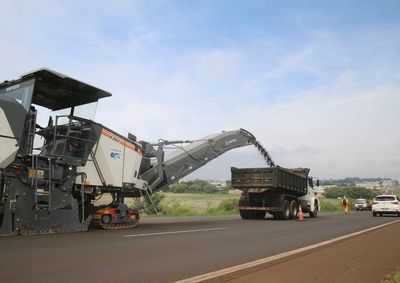 Servi&ccedil;os de manuten&ccedil;&atilde;o incluem microfresagem e limpeza de drenagem em diferentes trechos da rodovia