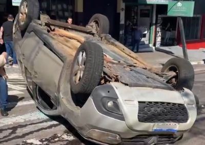 Colis&atilde;o entre dois autom&oacute;veis mobilizou socorristas do Corpo de Bombeiros no cruzamento com a Rua Governador Ney Braga