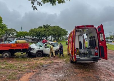 Condutora de 63 anos teria perdido o controle, atingido jovem e colidido contra caminh&atilde;o no cruzamento das avenidas Aracaju e Guanabara