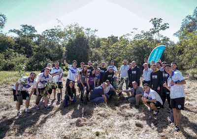 Iniciativa em propriedade rural reuniu atletas, IDR-Paran&aacute;, IAT e Prefeitura de Umuarama para o plantio de mais de 70 mudas nativas