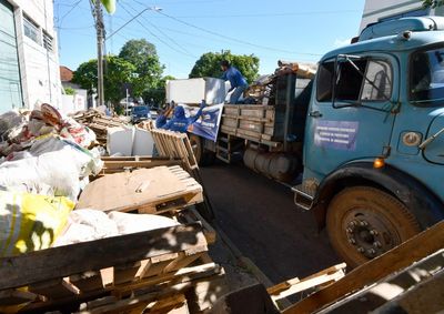 Prefeito destaca for&ccedil;a-tarefa com 16 caminh&otilde;es e orienta moradores sobre hor&aacute;rio de descarte nas cal&ccedil;adas