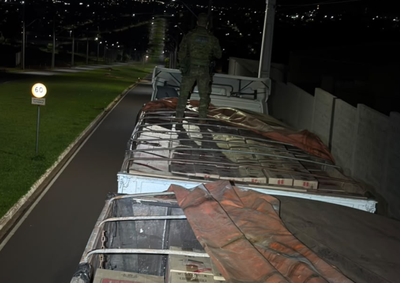 Motorista de 52 anos disse que levaria a carga para Ponta Grossa. Durante a fiscaliza&ccedil;&atilde;o, foram encontrados 50 mil pacotes de cigarros 