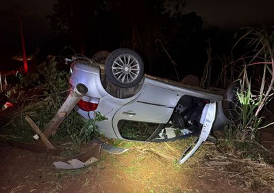 A condutora, de 59 anos, perdeu o controle do Fiat Palio ao passar por uma po&ccedil;a d'&aacute;gua em um declive; ve&iacute;culo parou de rodas para cima em um pasto