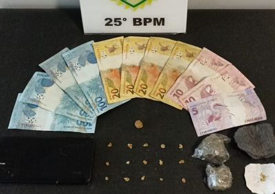 A&ccedil;&atilde;o da Pol&iacute;cia Militar apreendeu maconha, pedras de crack e dinheiro ap&oacute;s den&uacute;ncias an&ocirc;nimas