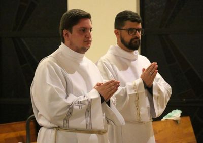 Jo&atilde;o Vitor Piovezan e Rodrigo da Silva ser&atilde;o ordenados presb&iacute;teros em cerim&ocirc;nia em P&eacute;rola