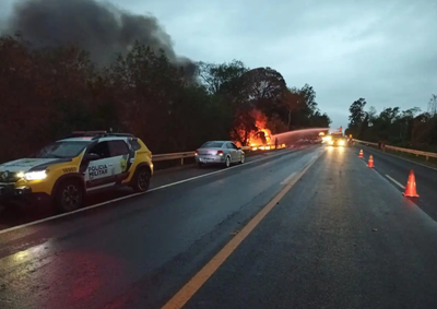 Colis&otilde;es ocorreram em intervalo de minutos na mesma rodovia; um caminh&atilde;o pegou fogo ap&oacute;s sair da pista