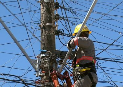 Idoso de 71 anos agride eletricista de 31 durante corte de energia no bairro Guarani. Homem teria dado socos e proferido ofensas