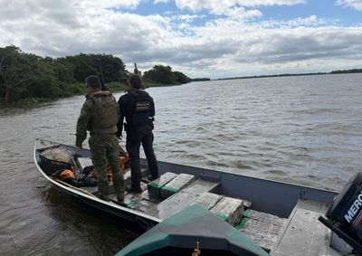 Durante a abordagem, o condutor fugiu, colidiu contra uma ilha e abandonou o barco. Nas buscas, os policiais encontraram diversos fardos de maconha