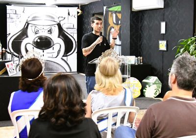 Com pinturas no estilo grafite e trabalhos produzidos em diferentes formatos e linguagens, a exposi&ccedil;&atilde;o aproxima arte, juventude, cultura e cidade