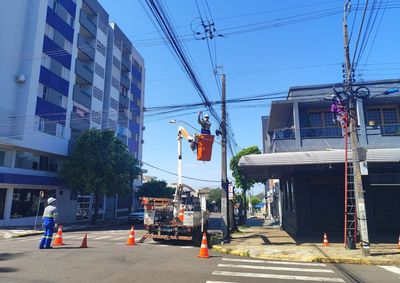 A&ccedil;&atilde;o conjunta entre Copel, Prefeitura e operadoras busca refor&ccedil;ar a seguran&ccedil;a e organizar a infraestrutura urbana; novos trabalhos ser&atilde;o realizados