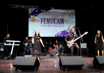 Festivais de m&uacute;sica contemplam cantores de 8 a 17 anos e adultos a partir dos 18 anos; prazos seguem at&eacute; 20 de setembro pela internet
