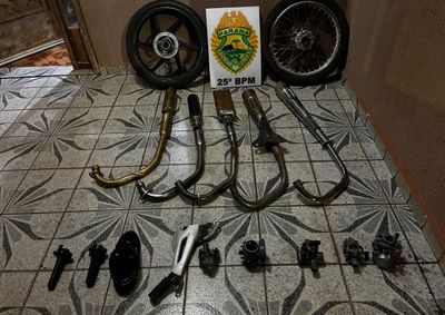 A&ccedil;&atilde;o conjunta das pol&iacute;cias Civil e Militar recuperou motocicleta, ve&iacute;culo e pe&ccedil;as subtra&iacute;das na tarde deste domingo (13)